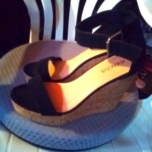 NBW🤩 New never been worn.....Black and wheat wedge sandal⭐
